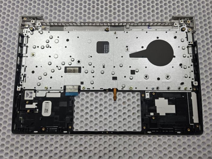 Верхняя часть корпуса (топкейс) с клавиатурой для HP ProBook 440 G8 серебро (для версии со сканером отпечатка пальца)