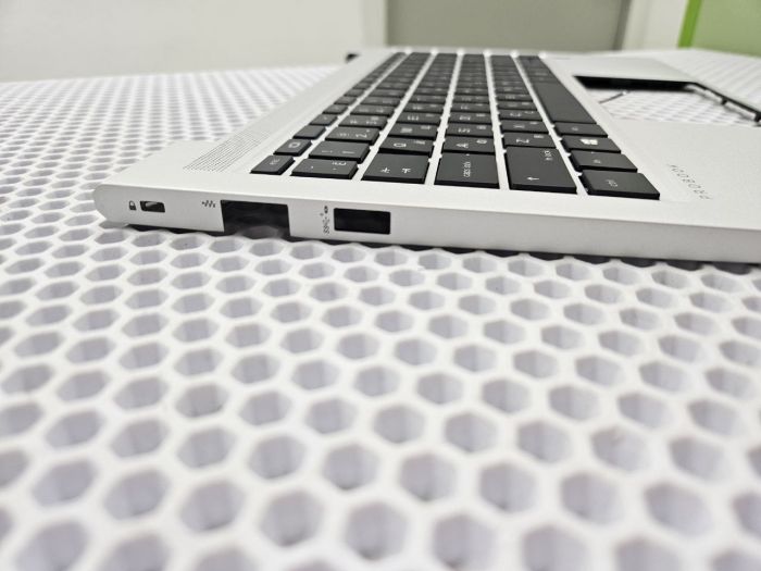 Верхняя часть корпуса (топкейс) с клавиатурой для HP ProBook 440 G8 серебро (для версии со сканером отпечатка пальца)