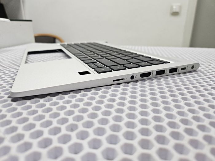 Верхняя часть корпуса (топкейс) с клавиатурой для HP ProBook 440 G8 серебро (для версии со сканером отпечатка пальца)