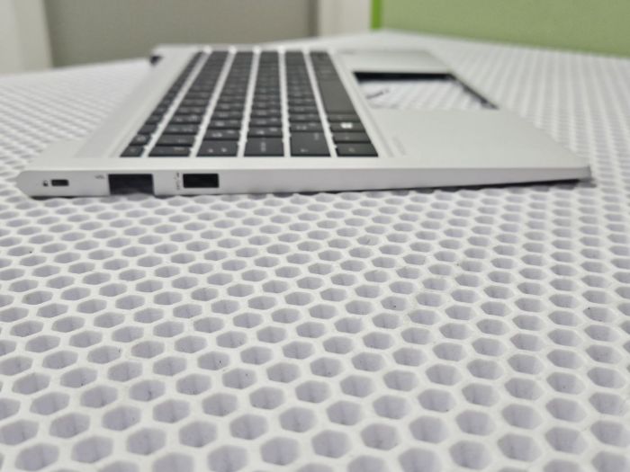 Верхняя часть корпуса (топкейс) с клавиатурой для HP ProBook 440 G8 серебро (для версии со сканером отпечатка пальца), недочет