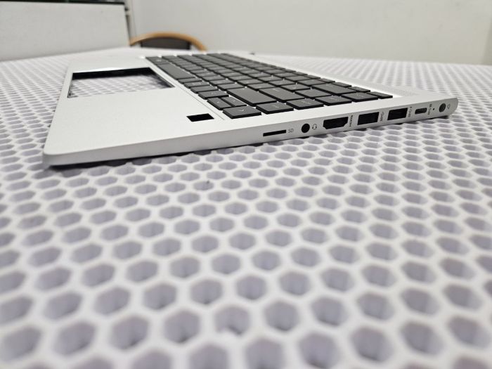 Верхняя часть корпуса (топкейс) с клавиатурой для HP ProBook 440 G8 серебро (для версии со сканером отпечатка пальца), недочет