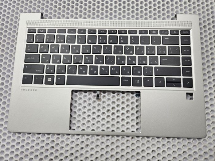 Верхняя часть корпуса (топкейс) с клавиатурой для HP ProBook 440 G8 серебро (для версии со сканером отпечатка пальца), недочет