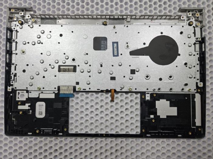 Верхняя часть корпуса (топкейс) с клавиатурой для HP ProBook 440 G8 серебро (для версии со сканером отпечатка пальца), недочет