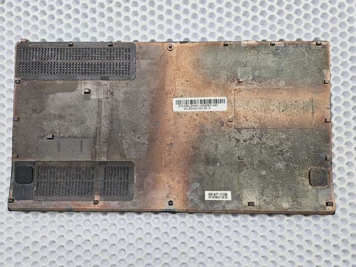 Заглушка поддона для ноутбука Lenovo Z580 (сломана одна защелка)