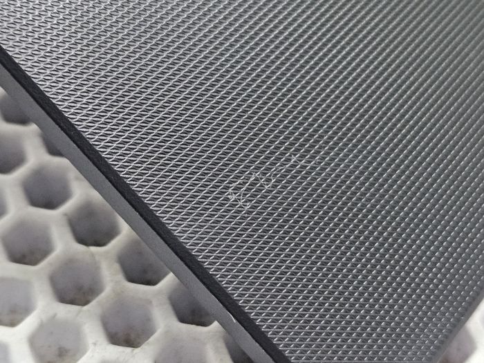 Крышка матрицы для ноутбука Lenovo V15 G2 ITL черная, узор сетка, мелкие царапины