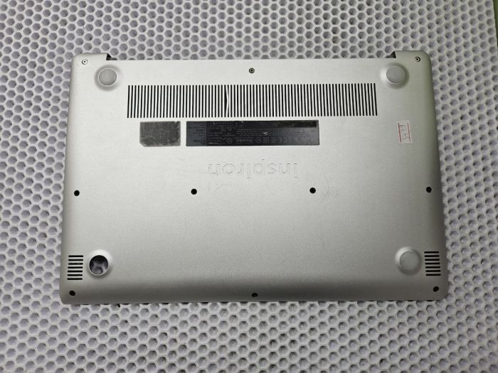Нижняя часть корпуса (поддон) Dell Inspiron 5370 0pvdh2 серебристый, металл (отсутствует одна ножка)
