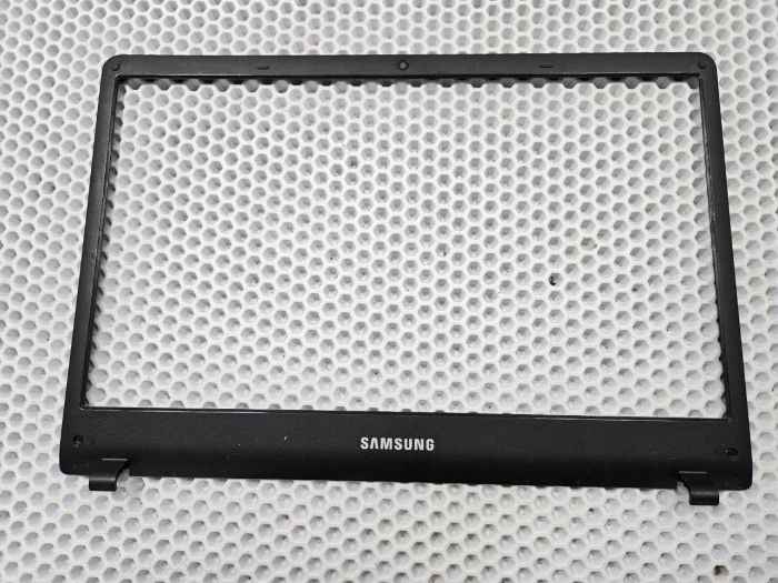 Рамка матрицы для Samsung NP300E4A BA75-03366A черная
