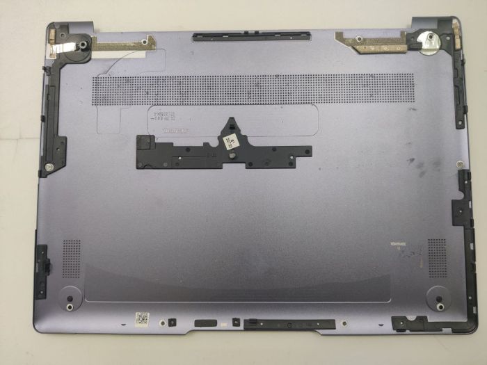 Нижняя часть корпуса (поддон) Huawei MateBook 13 HN-W19R с резиновыми ножками, царапины