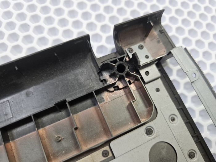 Нижняя часть корпуса (поддон) Lenovo Z500 AP0SY000450(сломаны крепления, потертости, царапины)