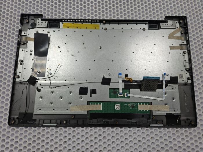 Верхняя часть корпуса (топкейс) для DEXP Atlas M15-A5W304 с клавиатурой т тачпадом (наклейки, потерт слева)