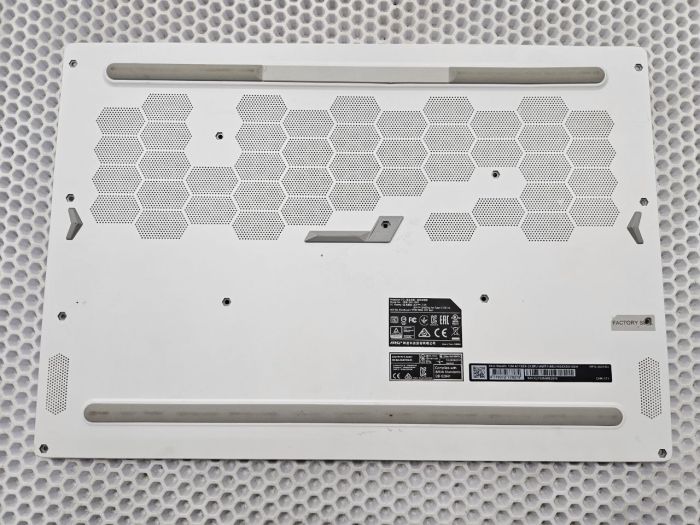 Нижняя часть корпуса ( поддон) для MSI Stealth 15M A11SEK (MS-1562) металл, белый (подломана решетка радиатора)