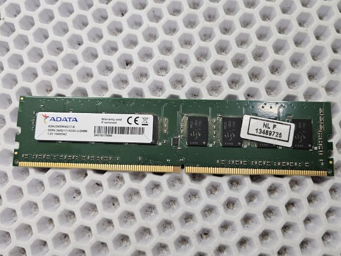 Оперативная память ADATA DIMM DDR4 4ГБ AD4U2400W4G17-B 2400 Мгц