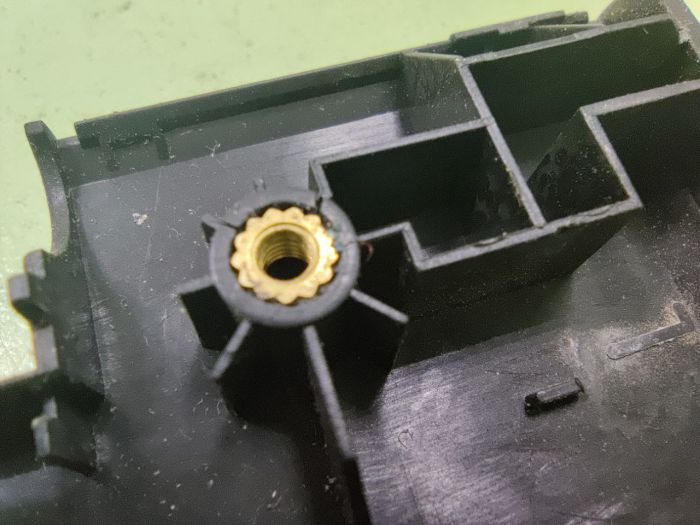 Верхняя часть ноутбука, палмрест с тачпадом Lenovo G50-30, G50-45 AP0TH000400  трещина на креплении вверху справа