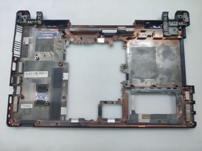 Нижняя часть корпуса (поддон) Acer 5553G AP0FO000700 ZYE36ZR8BA сломана решетка радиатора