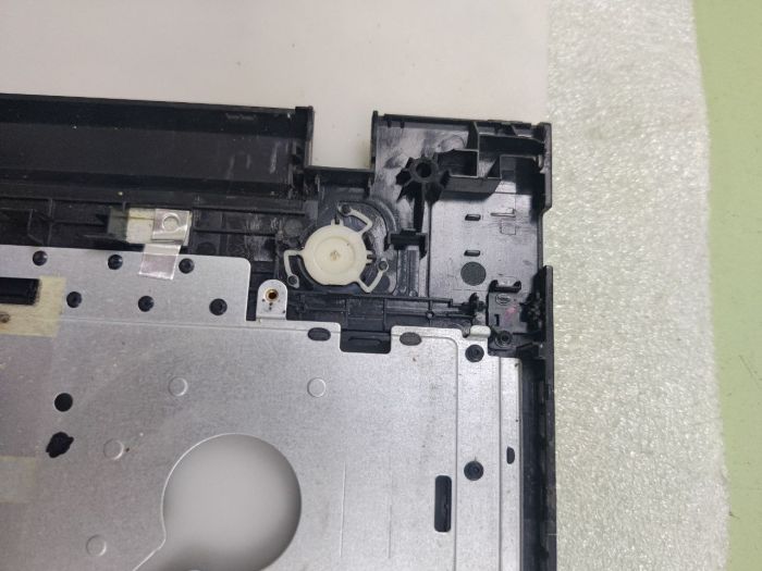 Верхняя часть корпуса (топкейс) Lenovo G50-30 Z50-75 AP0TH000300 металлический, сломаны футорки в верхней части