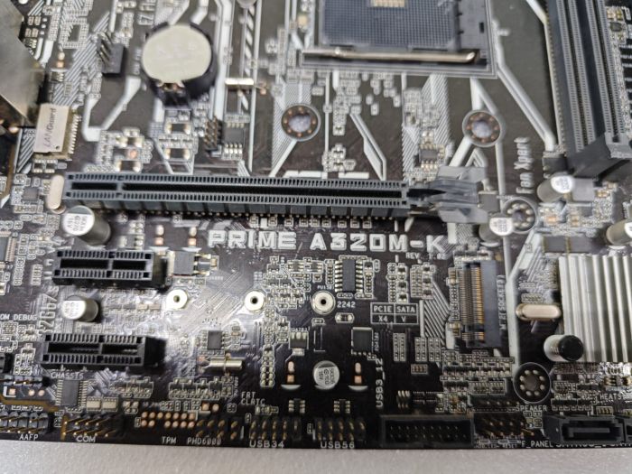 Материнская плата Asus Prime A320M-K AM4 без крепления вентилятора и заглушки корпуса сзади